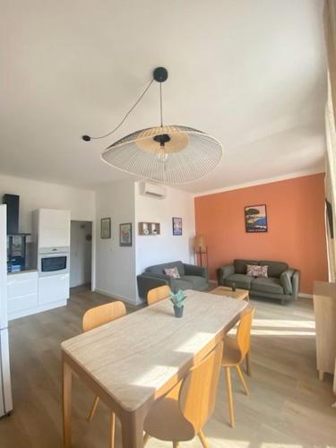 une salle à manger et un salon avec une table et des chaises dans l'établissement Appartement 4 personnes à 500 mètres des plages de sable, à Cannes