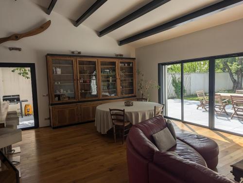 un salon avec une table et un canapé dans l'établissement Villa Les Chênes, à Saint-Victor-la-Coste