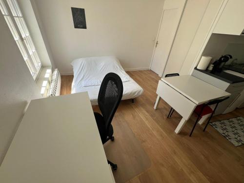 Photo de la galerie de l'établissement Charmant studio au pied de la Cathédrale de Poitiers, à Poitiers