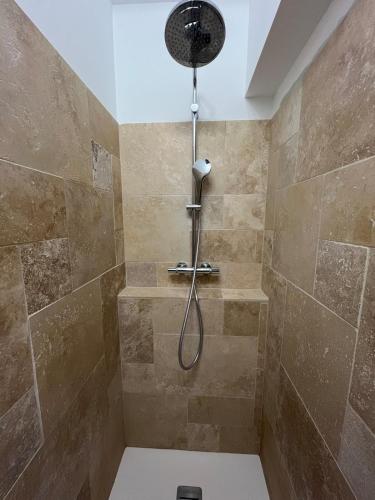 une douche avec pommeau de douche dans une salle de bain dans l'établissement Villa Les Chênes, à Saint-Victor-la-Coste