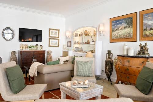 a living room with a couch and a table at La Goleta in Llança