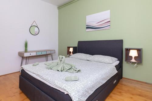 Postel nebo postele na pokoji v ubytování PALACE Apartments NEW!