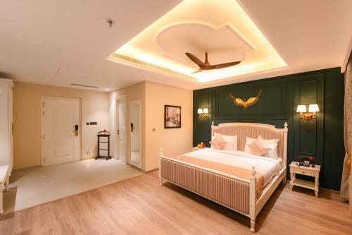 a bedroom with a large bed and a ceiling at The Sunder Palace-Jaipur City Centre Hotel in Jaipur
