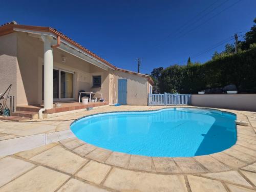 une piscine devant une maison dans l'établissement Belle villa 6 personnes - Piscine et parking privés - Terrasse - 3 chambres doubles, à Réalville