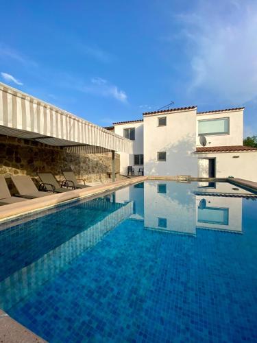 a swimming pool in front of a villa at Quinta do Miradouro in Portalegre