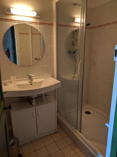 une salle de bain avec un lavabo et une douche avec un miroir dans l'établissement Genuine Port-Grimaud fisherman's house with view, 4 bedrooms, à Grimaud