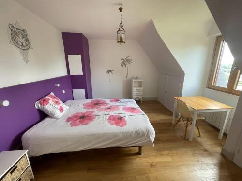 une chambre avec un lit et une table dedans dans l'établissement Le Val de Rance, à Saint-Samson-sur-Rance