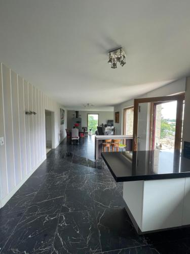 une cuisine avec un comptoir noir dans une pièce dans l'établissement Le Val de Rance, à Saint-Samson-sur-Rance