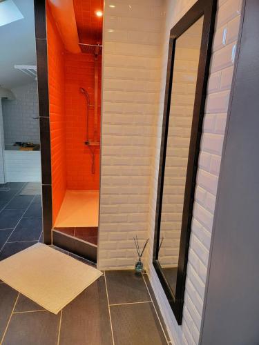 une salle de bain avec une douche à l'italienne et une porte vitrée dans l'établissement Béziers, à Béziers