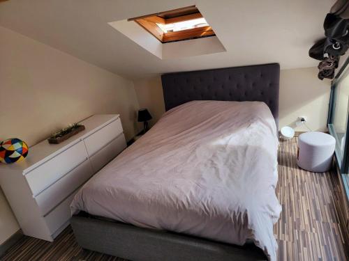 une chambre avec un lit et une lucarne dans l'établissement Béziers, à Béziers