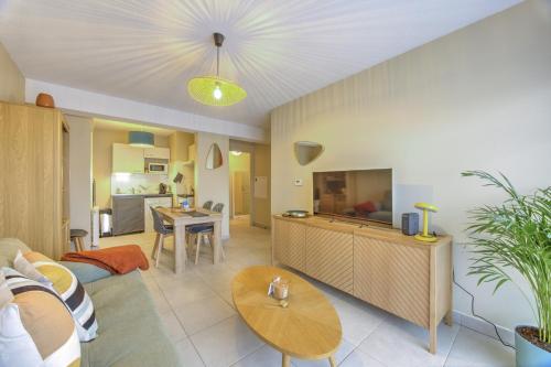 un salon avec un canapé et une table dans l'établissement Bonbini - 5min du Port de la Teste, à La Teste-de-Buch