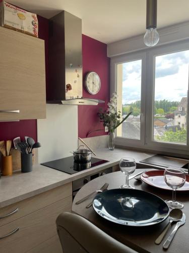 une cuisine avec une table avec une assiette dessus dans l'établissement Coliving Les Rosiers, à Laval