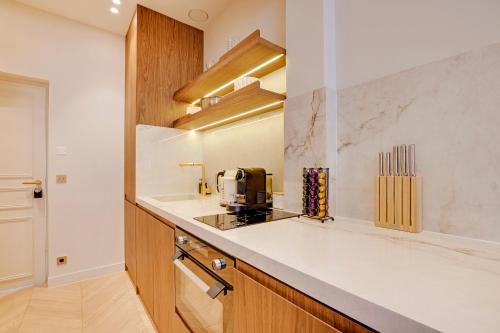 - une cuisine avec un comptoir et une cafetière dans l'établissement Maison Galante's apartments with Services in La Madeleine - Opéra, à Paris
