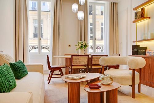 un salon avec un canapé et une table dans l'établissement Maison Galante's apartments with Services in La Madeleine - Opéra, à Paris