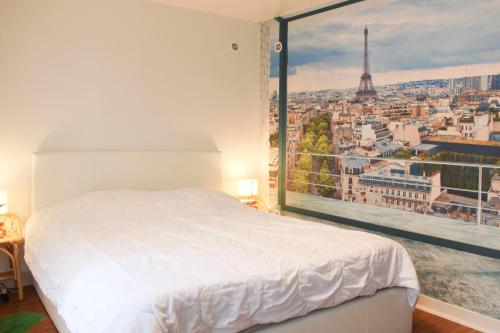 une chambre blanche avec vue sur la tour Eiffel dans l'établissement Cosy and practical studio in the heart of 15ᵉ, à Paris