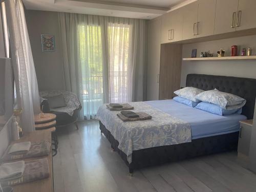 Ένα ή περισσότερα κρεβάτια σε δωμάτιο στο Lotus Villa in Çamlı Village, Jacuzzi and pool
