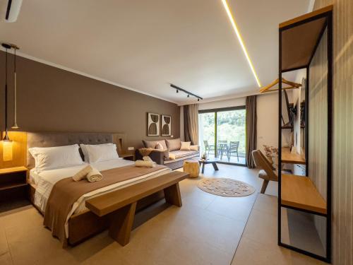 Postel nebo postele na pokoji v ubytování Onar Luxury Suites Parga