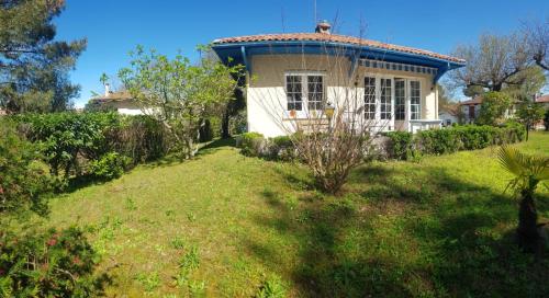 une maison avec une grande cour devant elle dans l'établissement Au petit Ruisseau, maison à Capbreton, à Capbreton