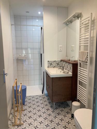 une salle de bain avec toilettes, lavabo et douche dans l'établissement Petit Gîte 2 - 4 personnes, à Le Longeron