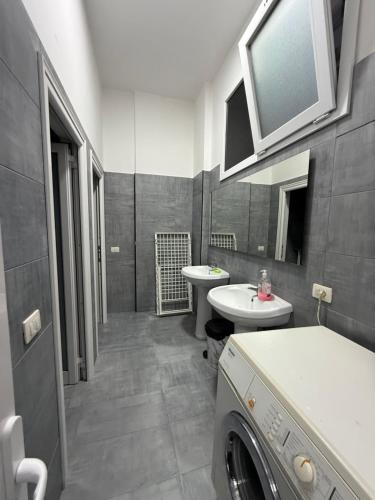 a bathroom with a washing machine and a sink at Elsa Casa Mar in Draçi