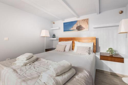 Ένα ή περισσότερα κρεβάτια σε δωμάτιο στο Villa Tramonto with Private Heated Pool, by ZanteWize