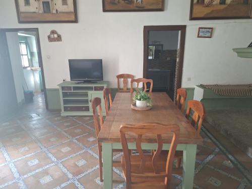a dining room with a wooden table and chairs at Los Duendes in El Puerto de Santa María