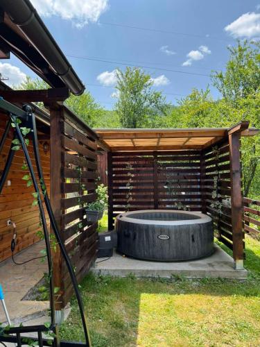 a large hot tub in a wooden shed at Brvnara Sofiana in Bajina Bašta