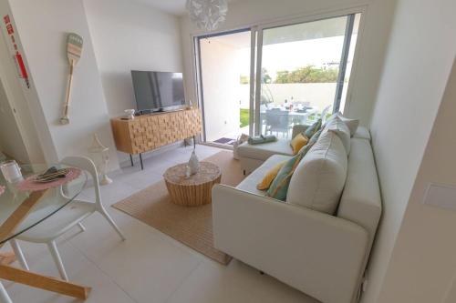 2BR Apt w-Pool, Gym & Garden- Steps To Ria Formosa