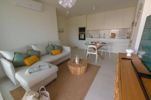 2BR Apt w-Pool, Gym & Garden- Steps To Ria Formosa