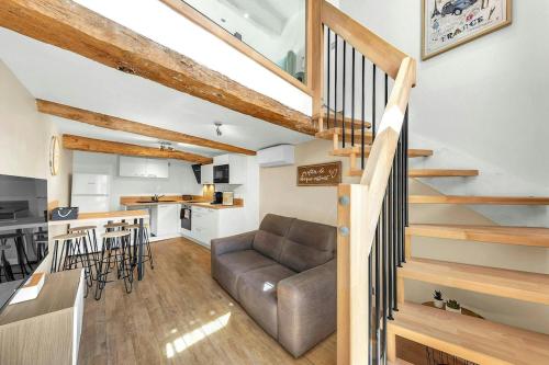 un salon avec un canapé et une cuisine dans l'établissement Lovely Place le charme près des commerces, à Lorgues