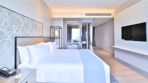 Letto o letti in una camera di Holiday Inn & Suites Rayong City Centre by IHG