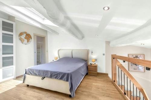 une chambre avec un lit dans une pièce blanche dans l'établissement Lovely Place le charme près des commerces, à Lorgues