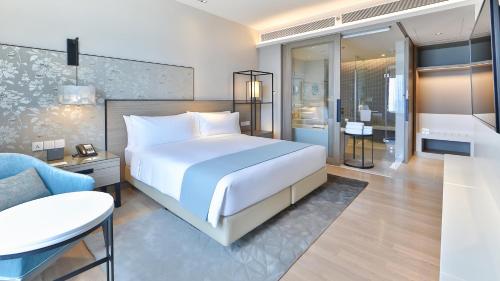 Letto o letti in una camera di Holiday Inn & Suites Rayong City Centre by IHG