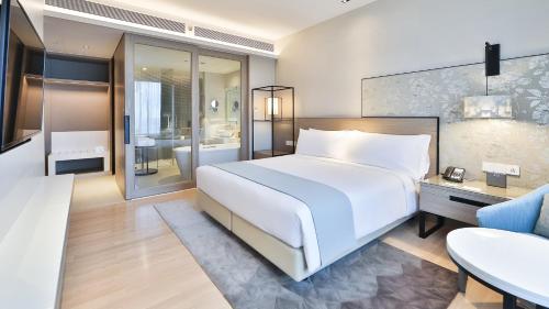 Letto o letti in una camera di Holiday Inn & Suites Rayong City Centre by IHG
