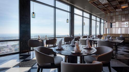 Area soggiorno di Holiday Inn & Suites Rayong City Centre by IHG