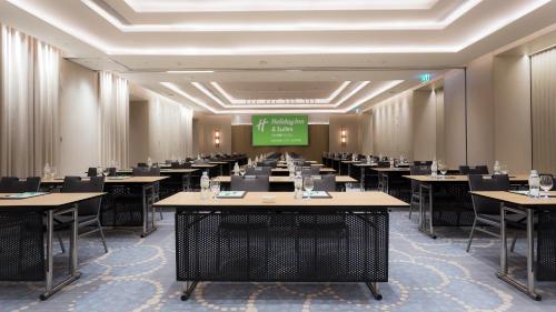 Zona business o sala conferenze di Holiday Inn & Suites Rayong City Centre by IHG