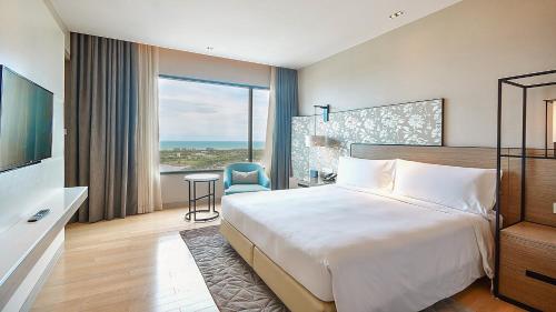 Postel nebo postele na pokoji v ubytování Holiday Inn & Suites Rayong City Centre by IHG