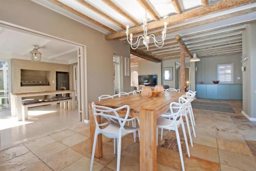 Μια τηλεόραση ή/και κέντρο ψυχαγωγίας στο Fin Whale Beach House