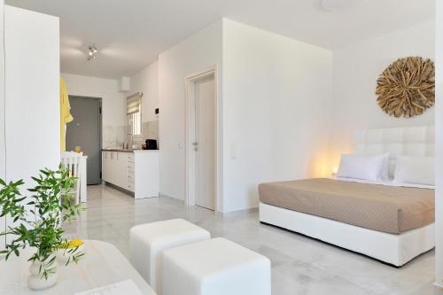 Katil atau katil-katil dalam bilik di Alekos Luxury Suites - Free 24hr Transformation From To Airport