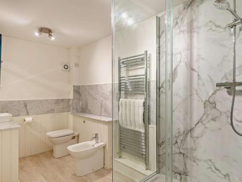 Un baño con ducha, inodoro y lavabo. en 2 Bed in Marazion 82154, en Marazion