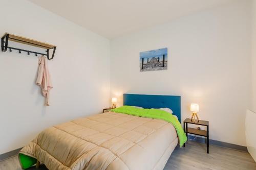 une chambre avec un lit avec une couette verte dans l'établissement 11 - Le Rossignol - Village vacances, à Maché