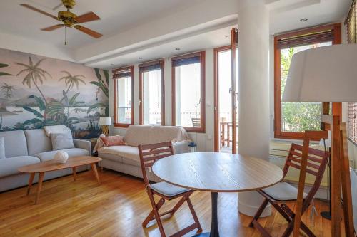 un salon avec une table et un canapé dans l'établissement Cosy studio with terrace overlooking Marseille, à Marseille