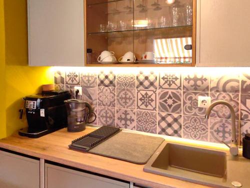 a kitchen counter with a sink and a microwave at Kalina Apartment Kazanlak in Kazanlŭk