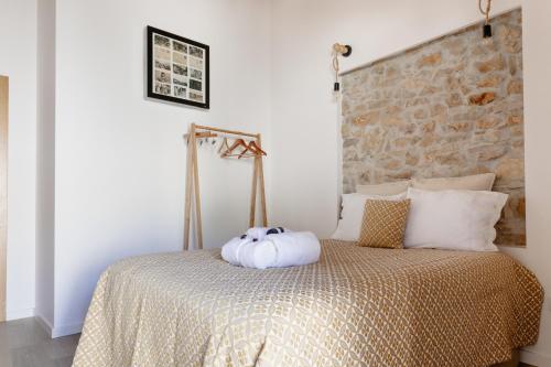Un dormitorio con una cama con dos calabazas. en Casa da Broa - Recantos d'Almerinda, en Alvito