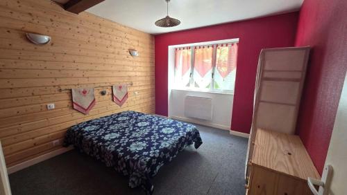 une chambre avec un lit et une fenêtre dans l'établissement Appartements à la Bourboule, à La Bourboule