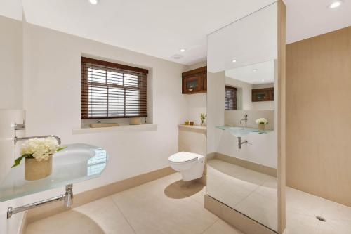 a bathroom with a toilet and a sink at Knightsbridge Townhouse Private Terrace & Harrods in London