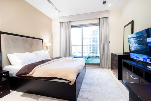 Ein Bett oder Betten in einem Zimmer der Unterkunft Burj View Elite Studio Apartment