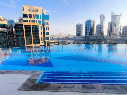 Der Swimmingpool an oder in der Nähe von Burj View Elite Studio Apartment