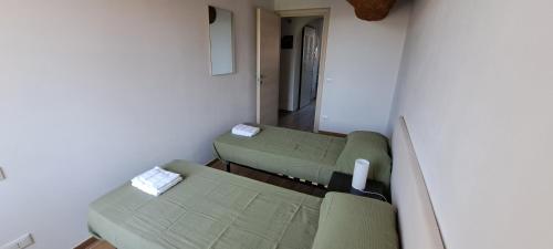a living room with two green couches in a room at A casa di Elizabeth in Porcari