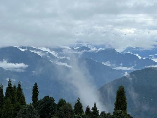 ガントクにあるHimalayan view pointの雲と木々の山脈